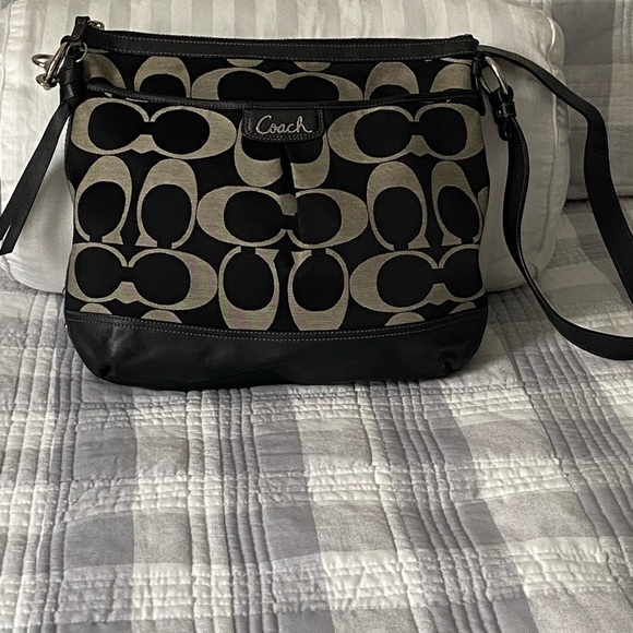 Signature style tote - Picture 6 of 16